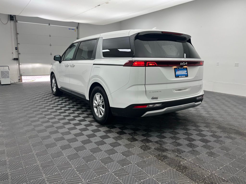 2024 Kia Carnival LX photo 13