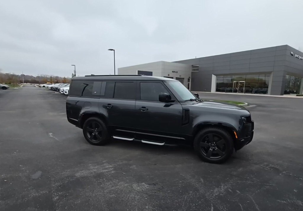 2024 Land Rover Defender V8 photo 2