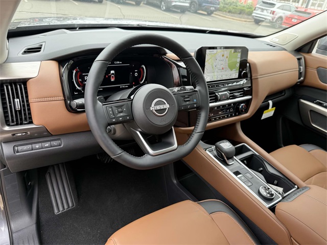 2025 Nissan Pathfinder Platinum photo 2