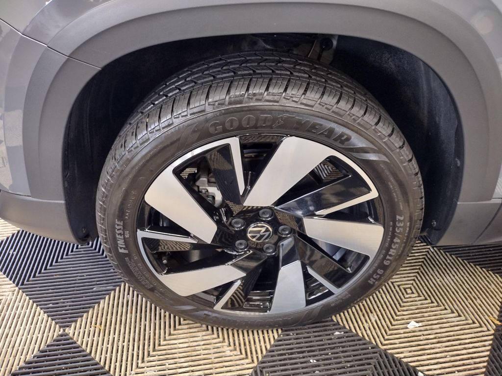2024 Volkswagen Taos SEL photo 4