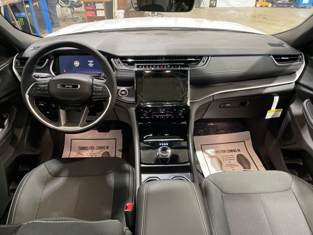 2025 Jeep Grand Cherokee Laredo Altitude photo 2