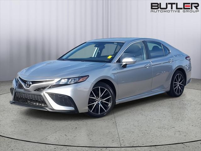 2022 Toyota Camry SE's photo