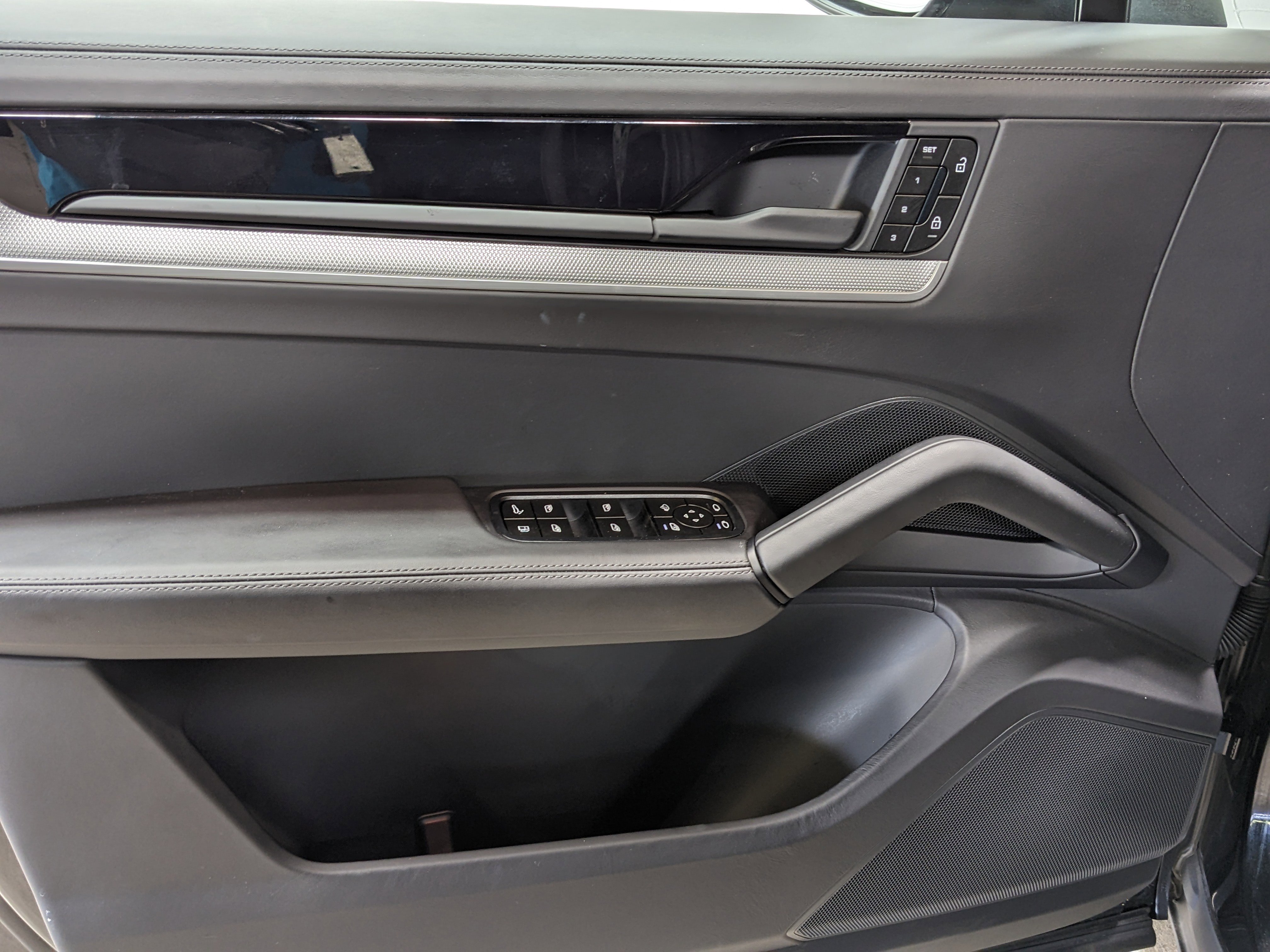 2024 Porsche Cayenne E-Hybrid Coupe photo 4