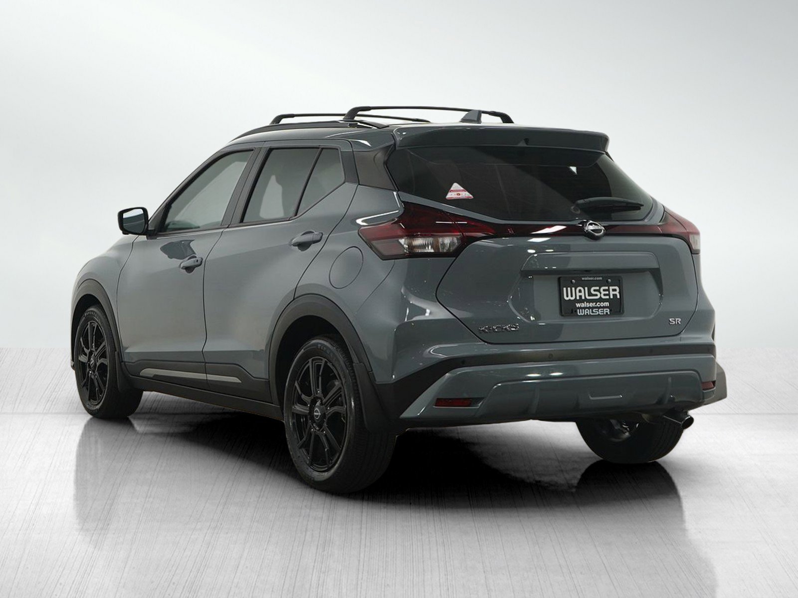 2022 Nissan Kicks SR photo 2