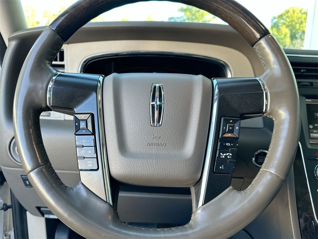 2015 Lincoln Navigator Base photo 2