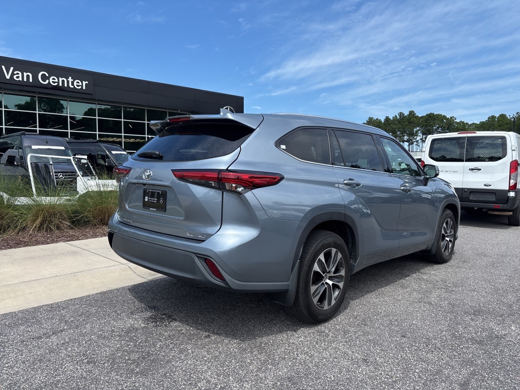 2021 Toyota Highlander XLE photo 3