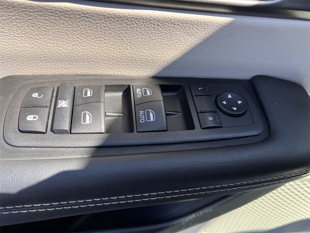 2024 Chrysler Pacifica Touring L photo 25