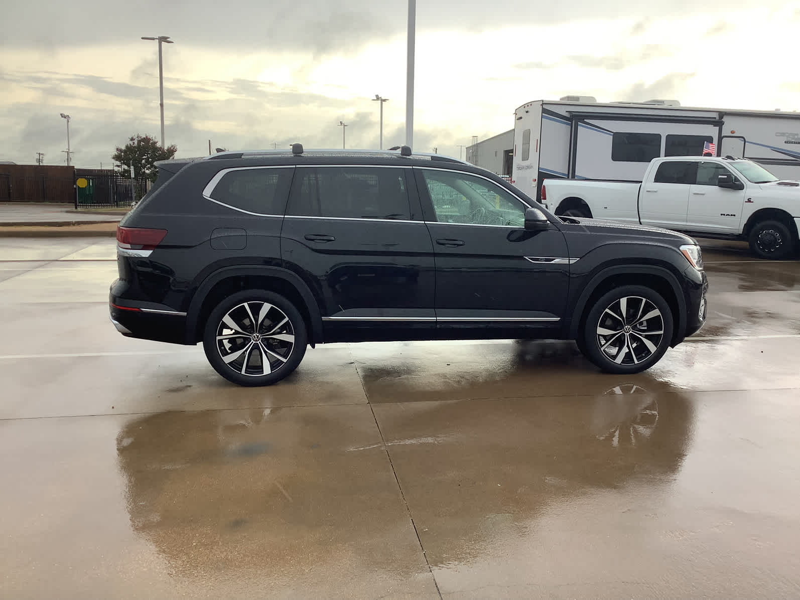 2024 Volkswagen Atlas SEL Premium R-Line photo 3
