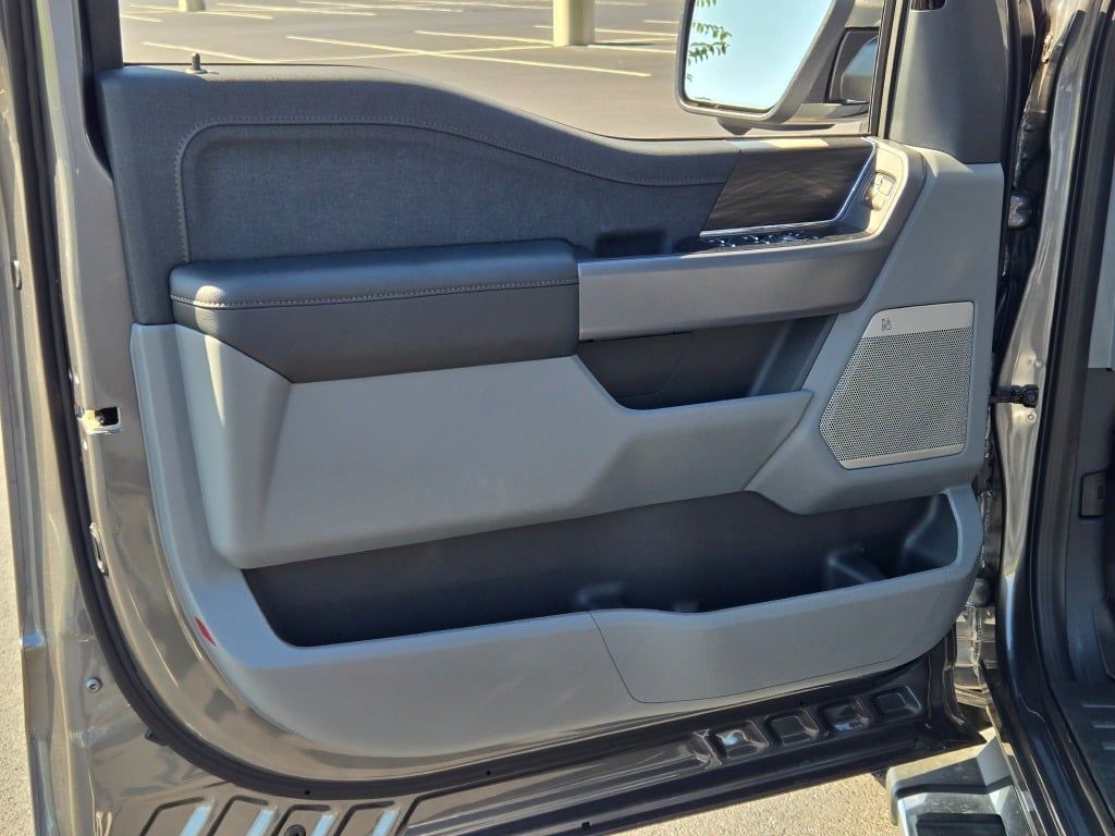 2025 Ford F-150 Lariat photo 17