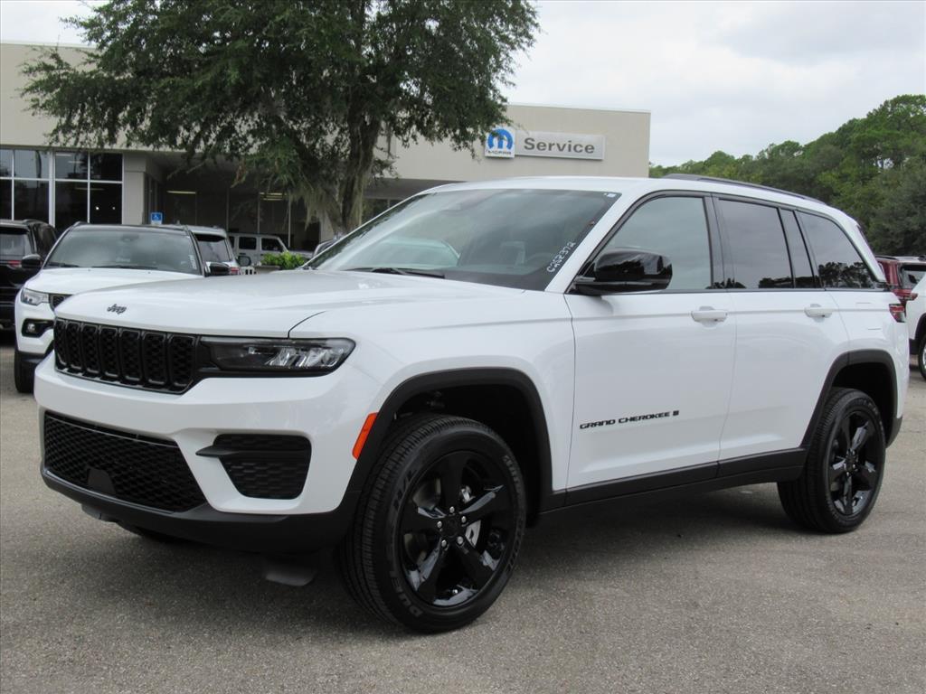 2025 Jeep Grand Cherokee Altitude photo 3