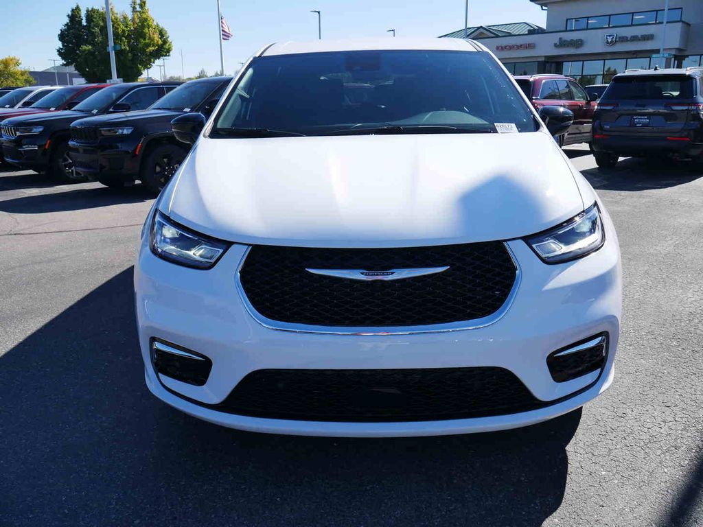 2026 Chrysler Pacifica photo 2