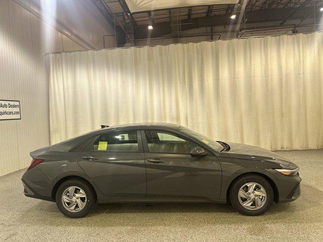 2025 Hyundai Elantra SE photo 3
