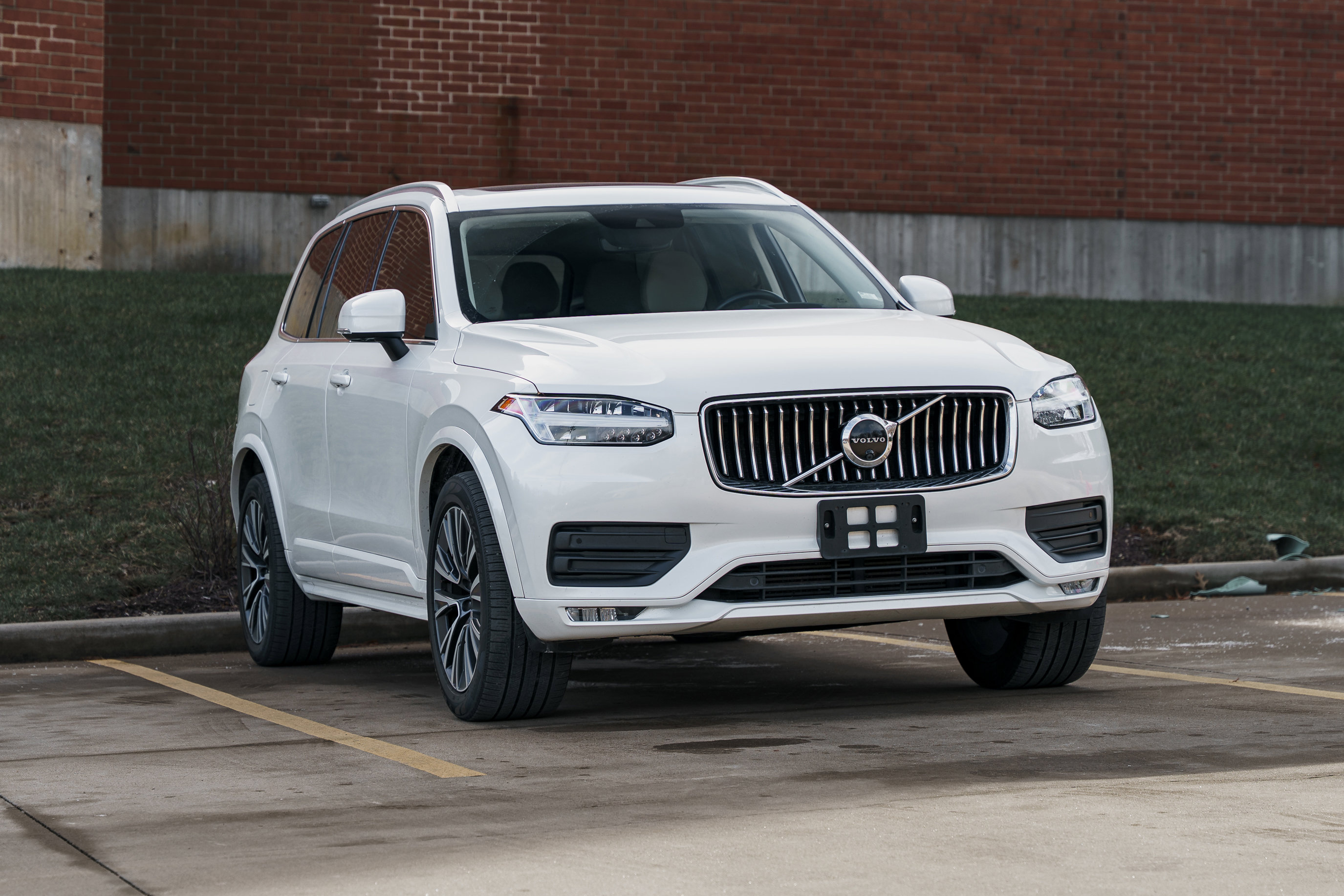 2022 Volvo XC90 Momentum's photo