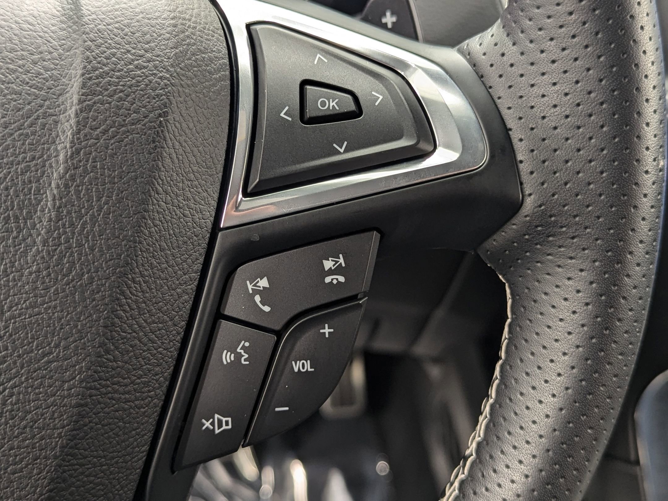 2021 Ford Edge ST photo 22