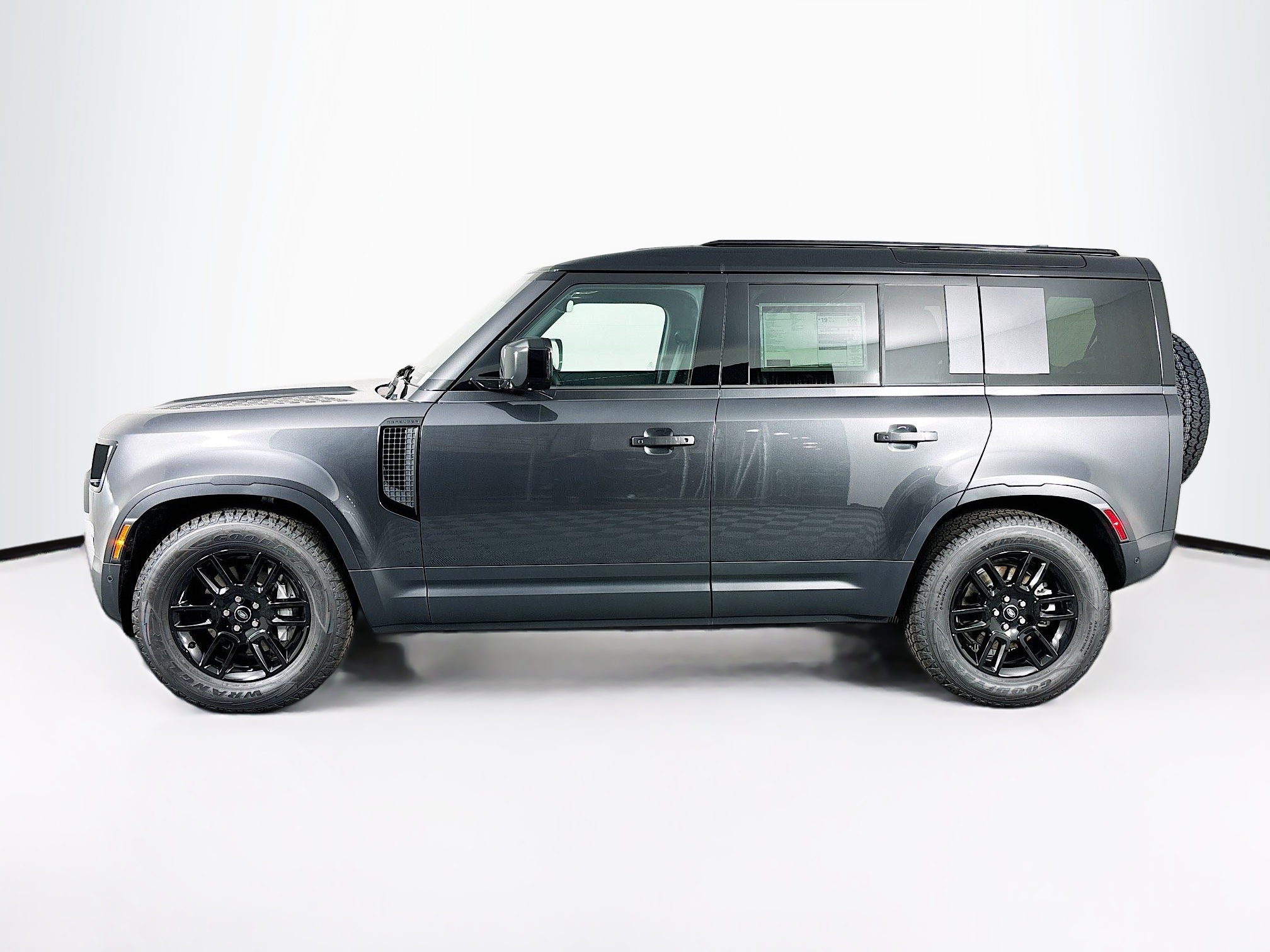 2025 Land Rover Defender 110 S photo 5