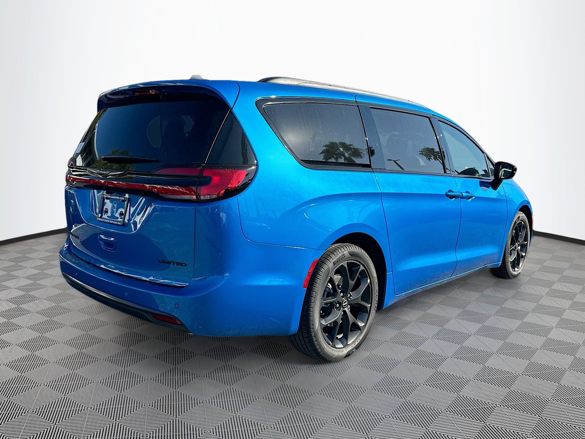 2026 Chrysler Pacifica Limited photo 3