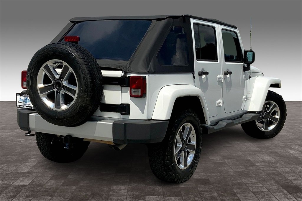 2013 Jeep Wrangler Unlimited Sahara photo 13