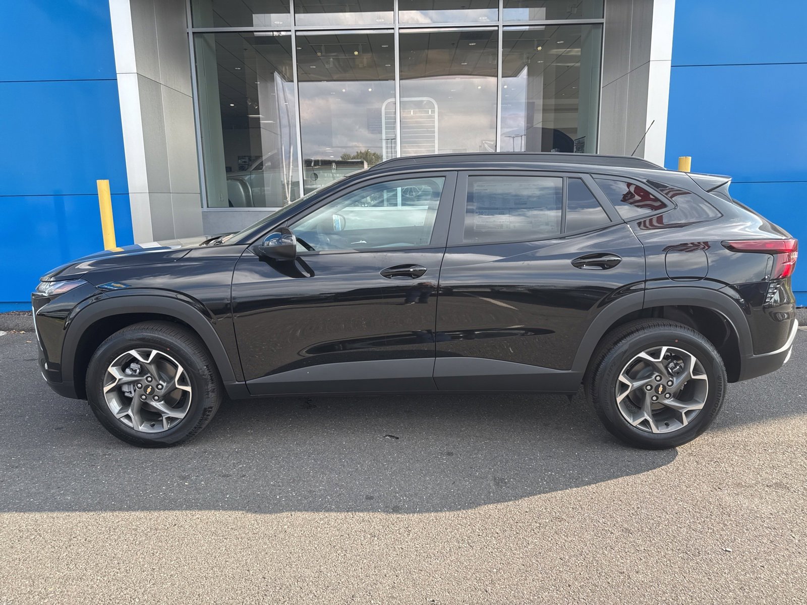 2025 Chevrolet Trax LT photo 8