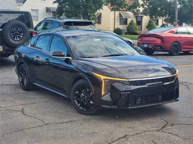 2025 Kia K4 GT-Line Turbo photo 2