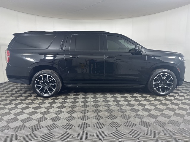 2022 Chevrolet Suburban RST photo 2