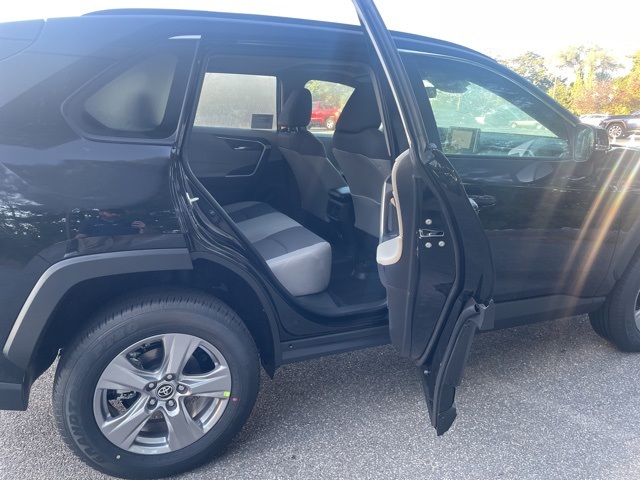 2025 Toyota RAV4 XLE photo 10