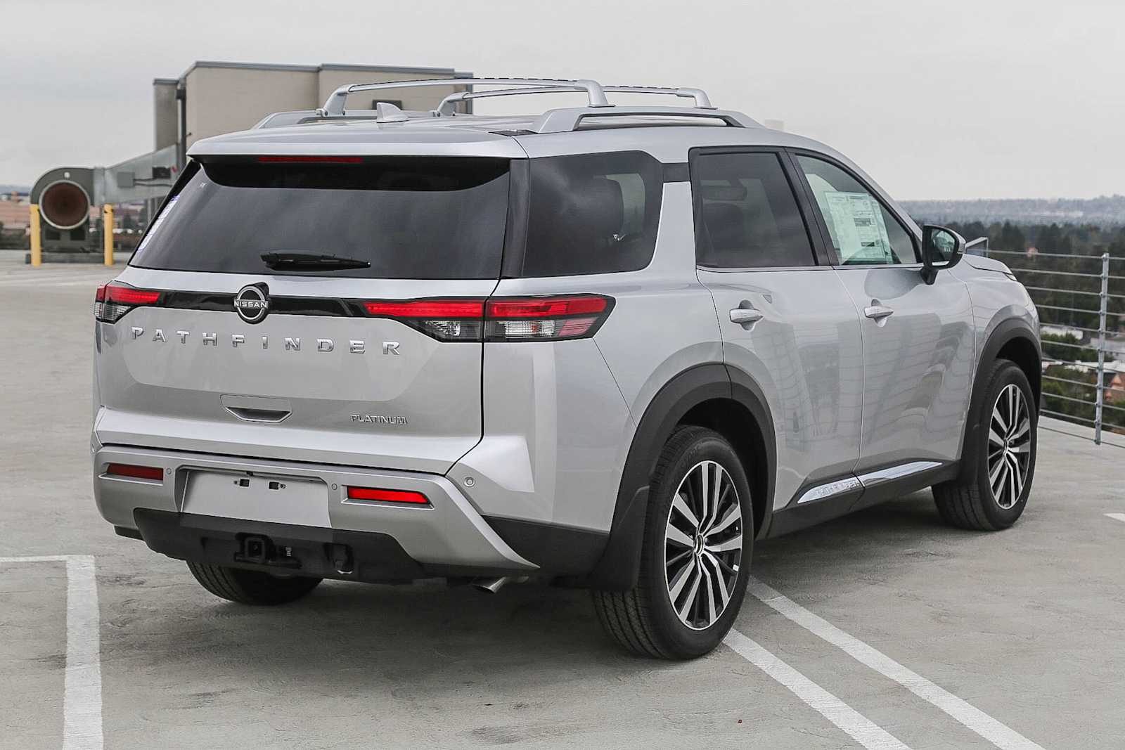 2025 Nissan Pathfinder Platinum photo 2