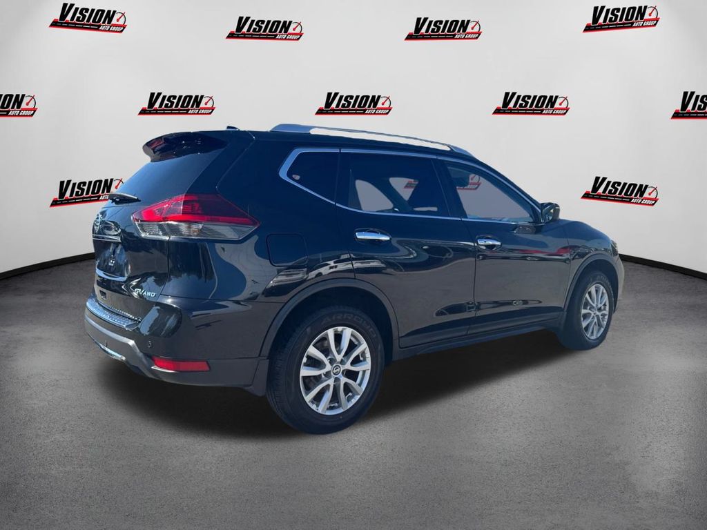2019 Nissan Rogue SV photo 5