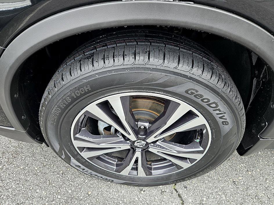 2019 Nissan Rogue SV photo 17