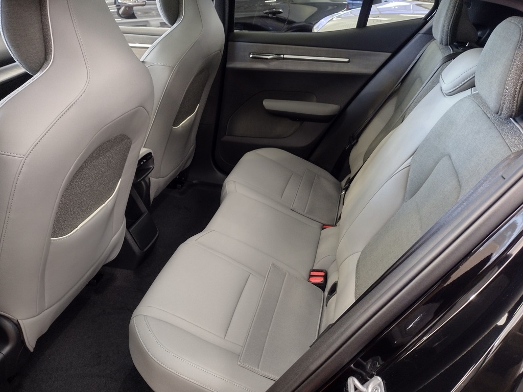 2025 VOLVO EX30 - Image 10