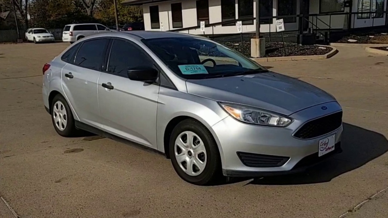 2017 Ford Focus Sedan photo 3