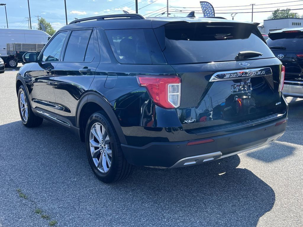 2023 Ford Explorer XLT photo 3