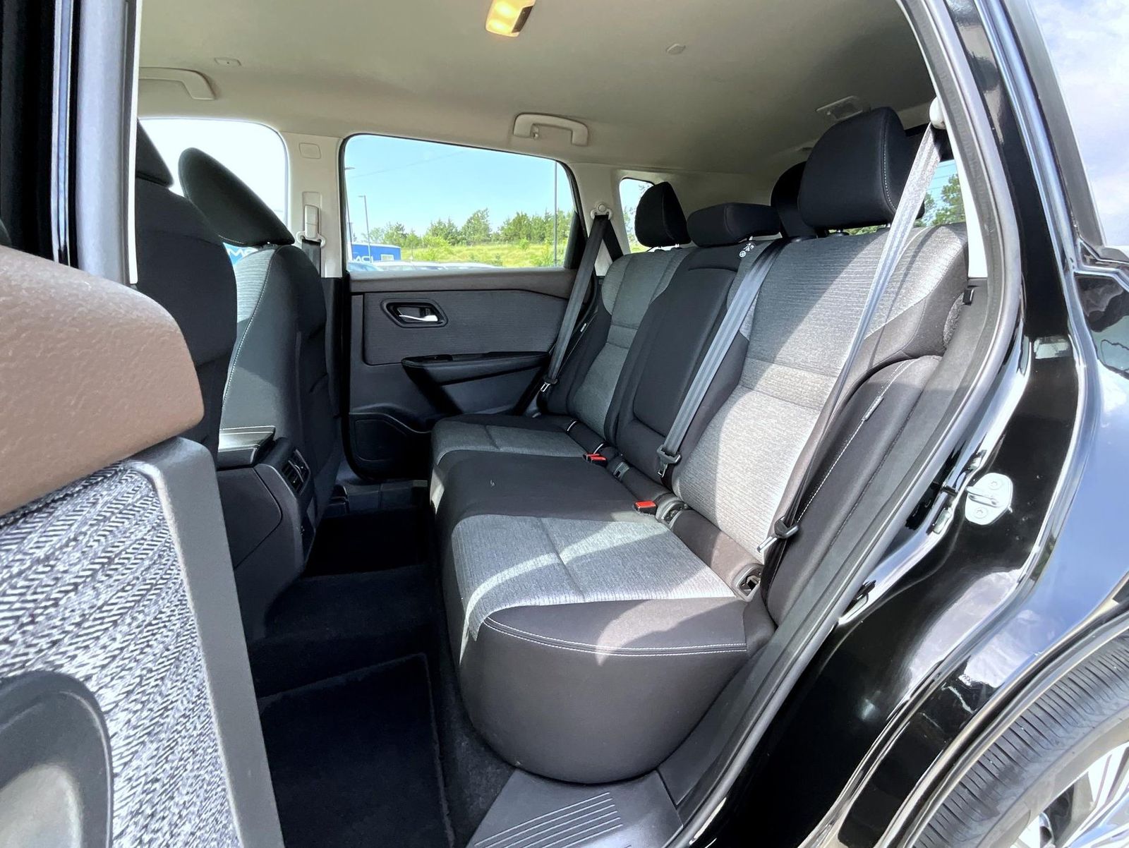 2022 Nissan Rogue SV photo 19