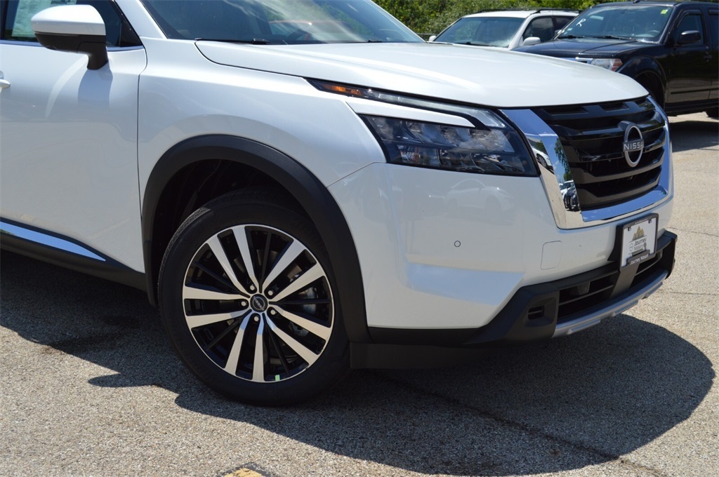 2025 Nissan Pathfinder Platinum photo 2