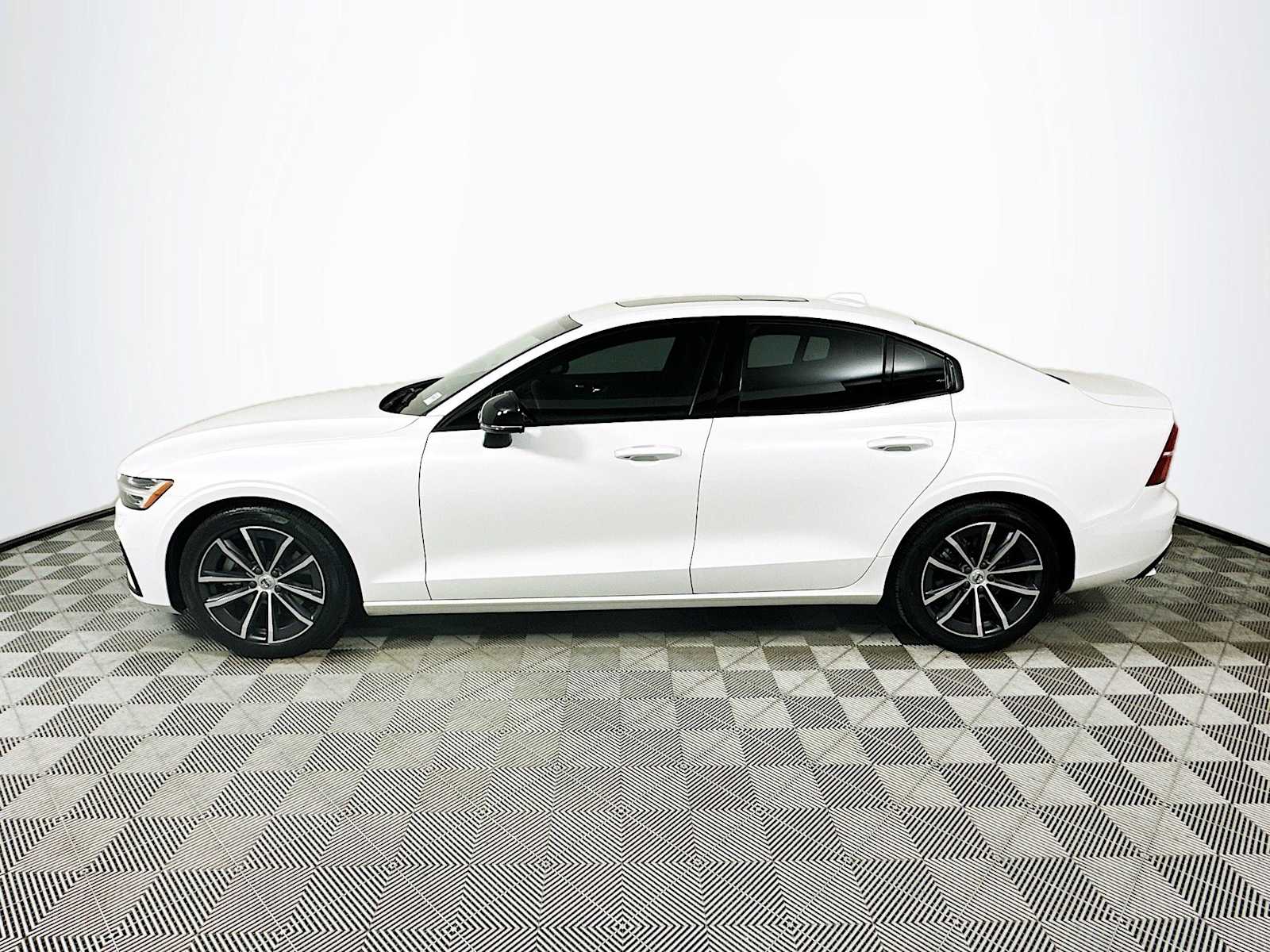 2022 Volvo S60 Inscription R-Design Expression T8 Momentum B5 photo 3