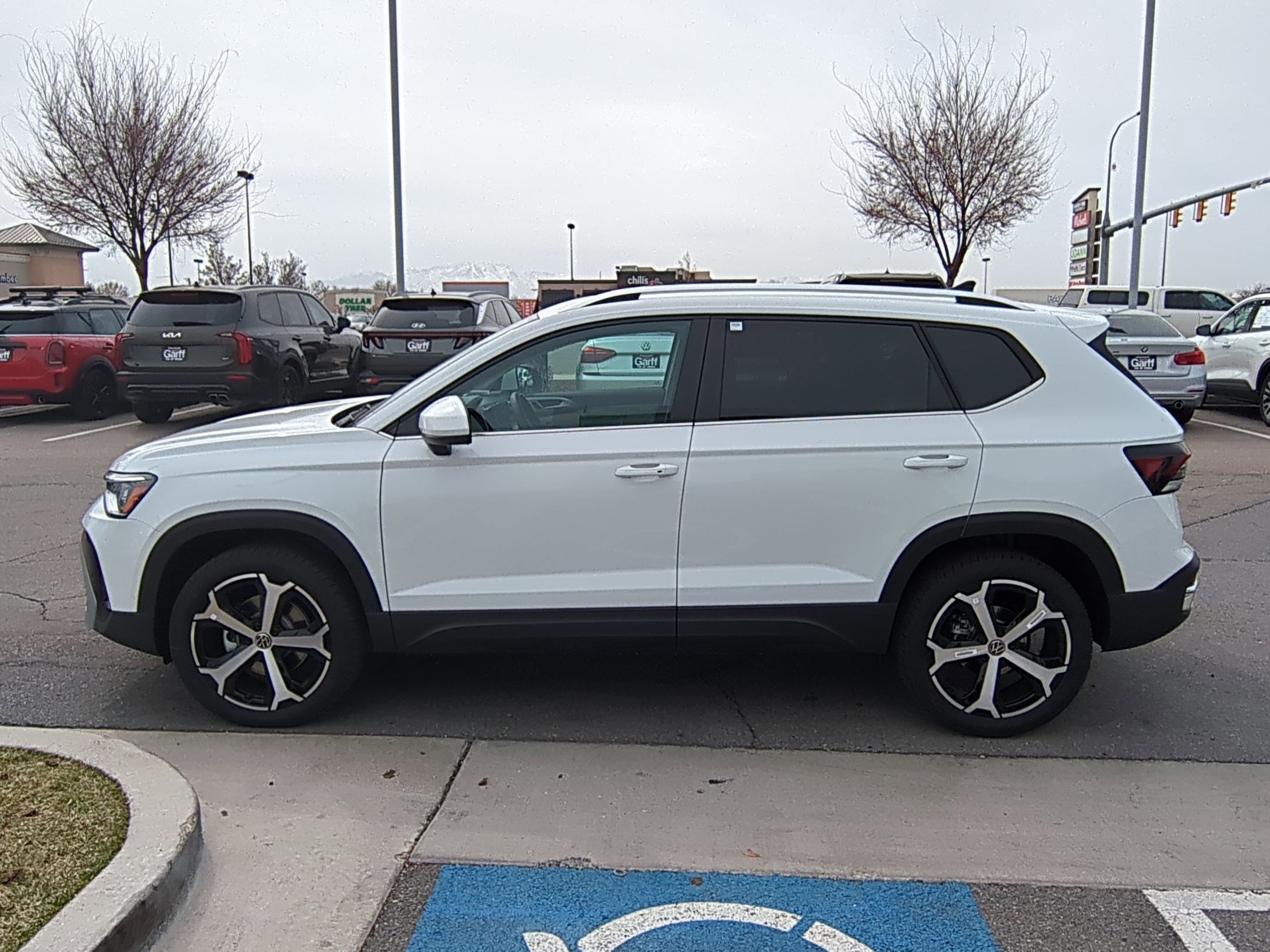 2025 Volkswagen Taos SEL photo 6