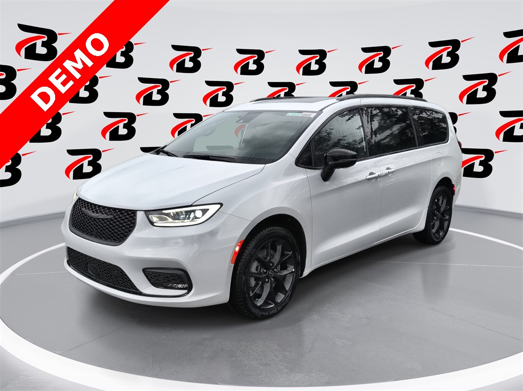 2026 Chrysler Pacifica Limited's photo