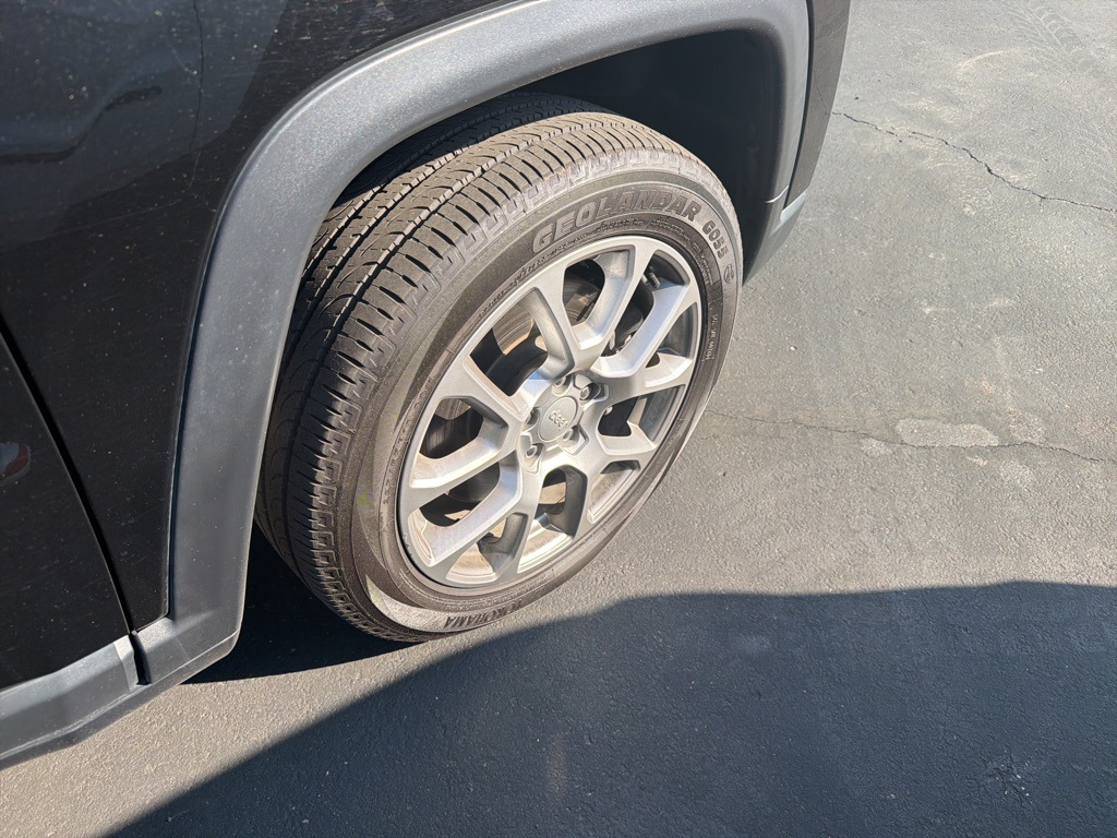2023 Jeep Compass Latitude Lux photo 4