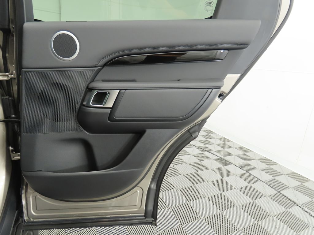 2025 Land Rover Discovery S photo 27
