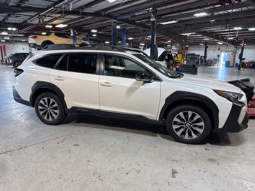 2023 Subaru Outback Limited XT photo 3