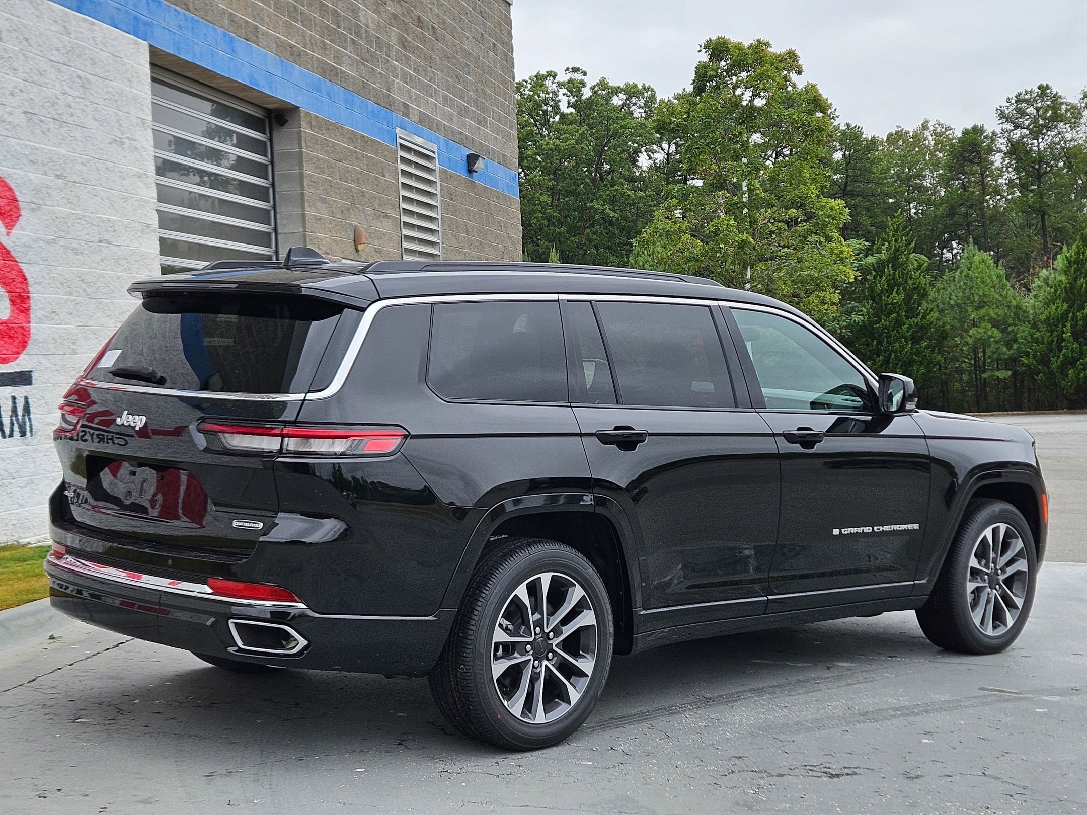 2025 Jeep Grand Cherokee Overland photo 4