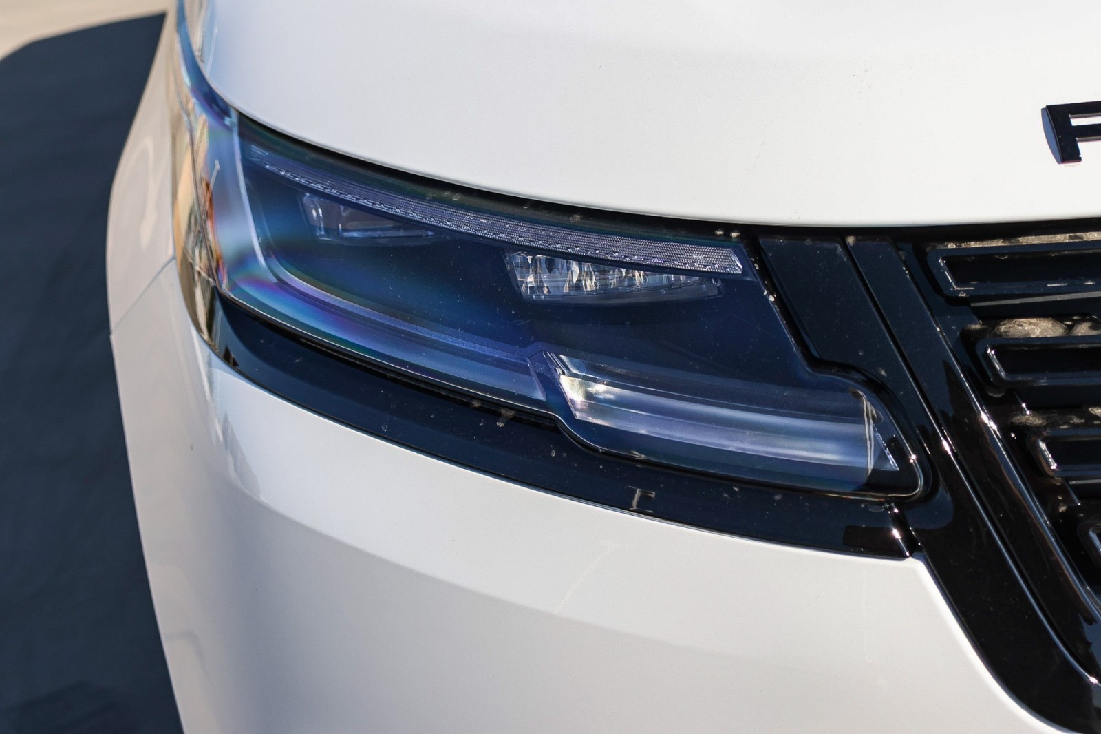 2026 Land Rover Range Rover Velar SE photo 6
