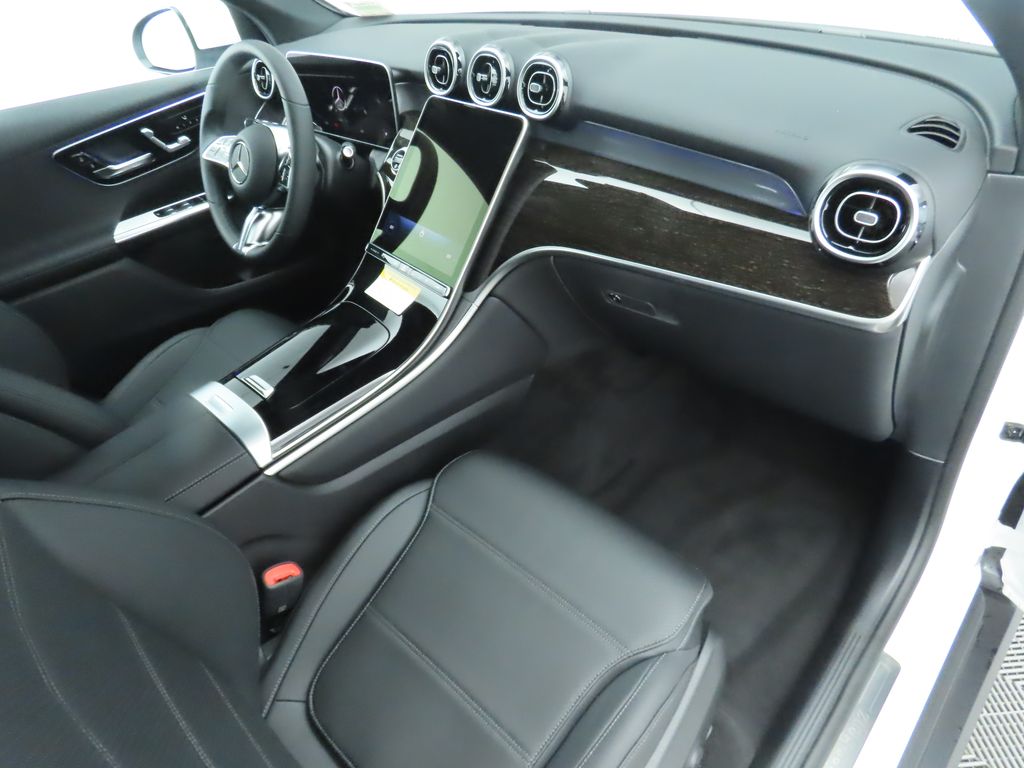 2025 Mercedes Benz GLC 300 photo 17