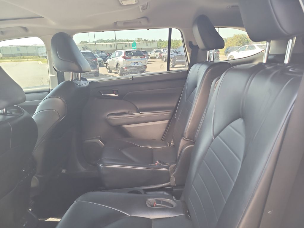 2022 Toyota Highlander XLE photo 23