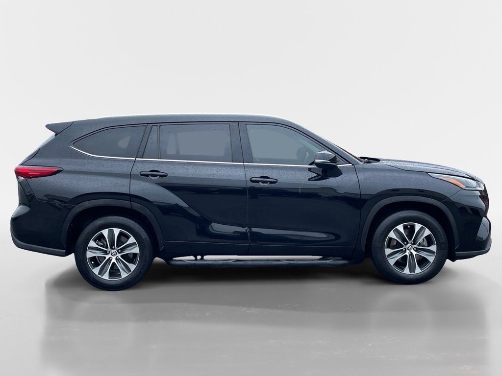 2021 Toyota Highlander XLE photo 3