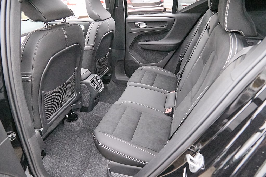 2026 VOLVO XC40 - Image 17