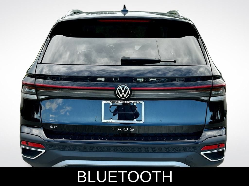 2025 Volkswagen Taos SE photo 4