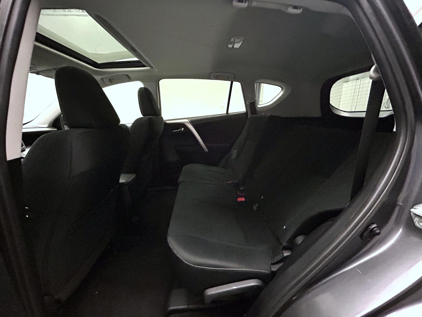 2015 Toyota RAV4 XLE photo 19