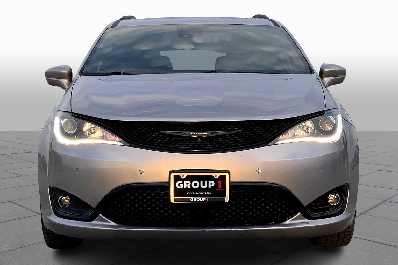 2019 Chrysler Pacifica Limited photo 3