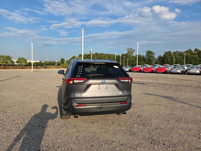 2019 Toyota RAV4 Hybrid XLE photo 3