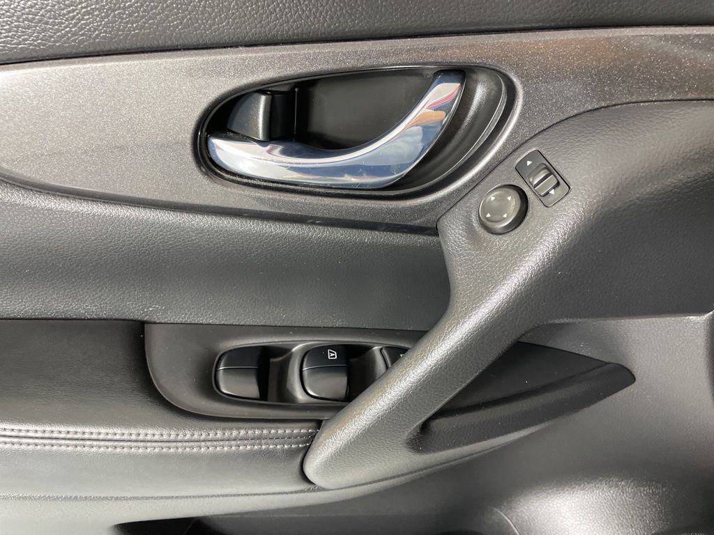 2017 Nissan Rogue SV AWD photo 18